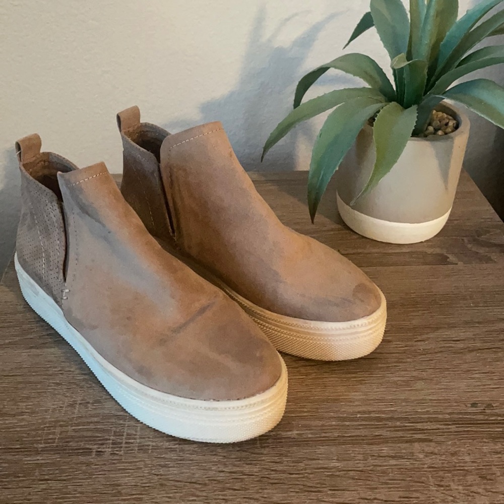 Universal Thread Women’s Suede Shoes - image 1